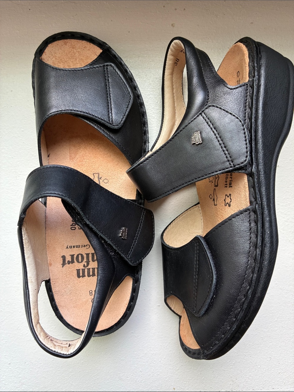 Finn Comfort Women’s Black Leather Open-Toe Adjustable Sandals